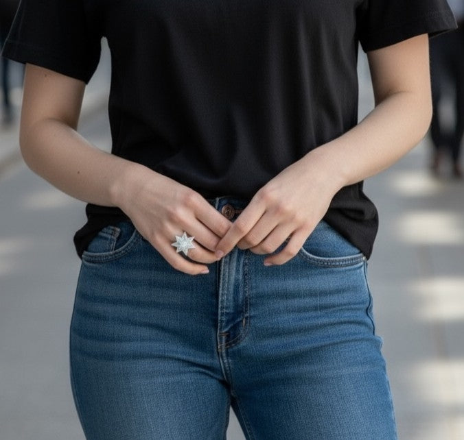 Anillo estrella relieve plata chapado 10µ latón. Diseño Gloria Mago