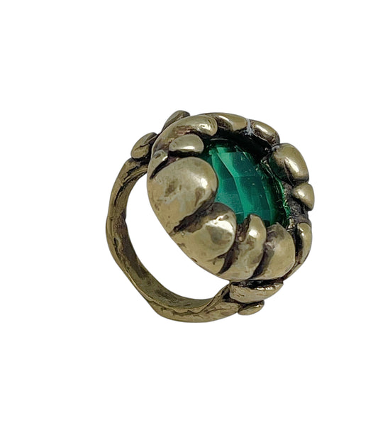 Anillo esmeralda chapado dorado-latón en forma solitario relieve artesano manual. Diseño único Gloria Mago