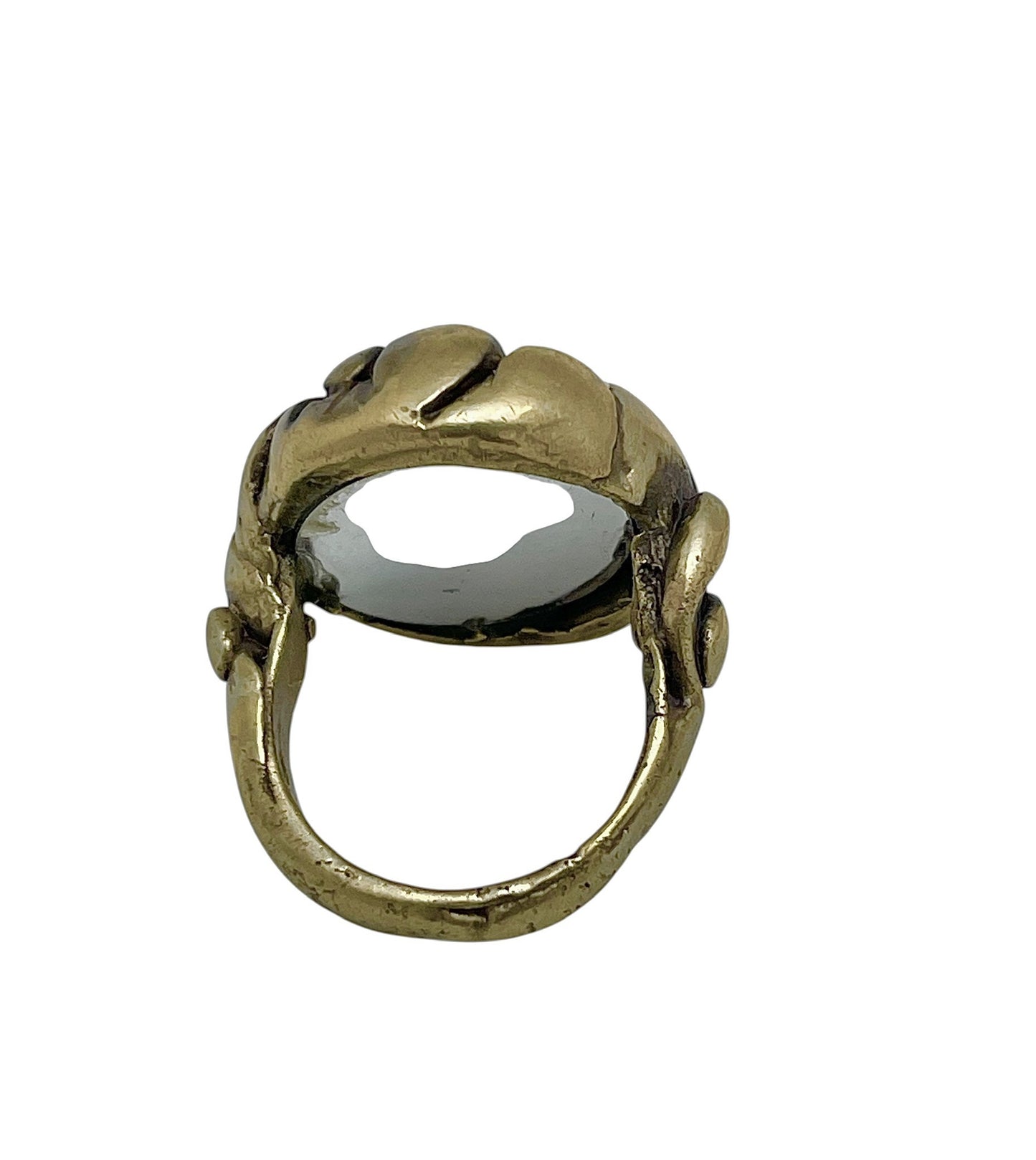 Anillo esmeralda chapado dorado-latón en forma solitario relieve artesano manual. Diseño único Gloria Mago
