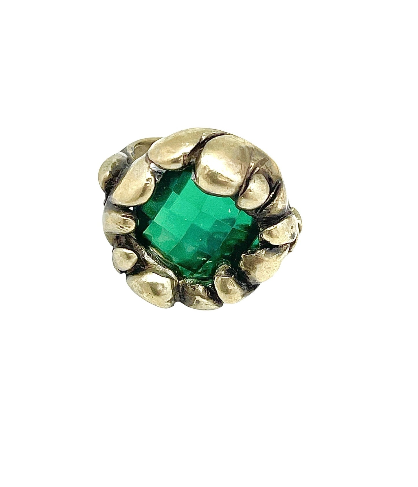 Anillo esmeralda chapado dorado-latón en forma solitario relieve artesano manual. Diseño único Gloria Mago