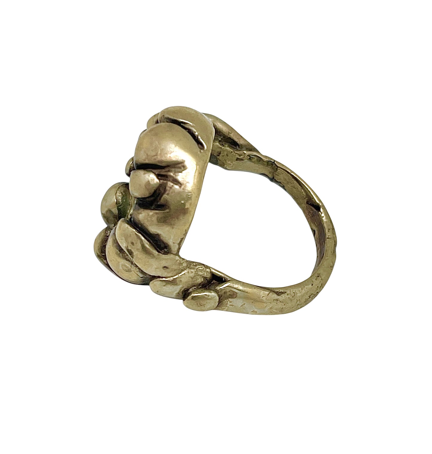 Anillo esmeralda chapado dorado-latón en forma solitario relieve artesano manual. Diseño único Gloria Mago