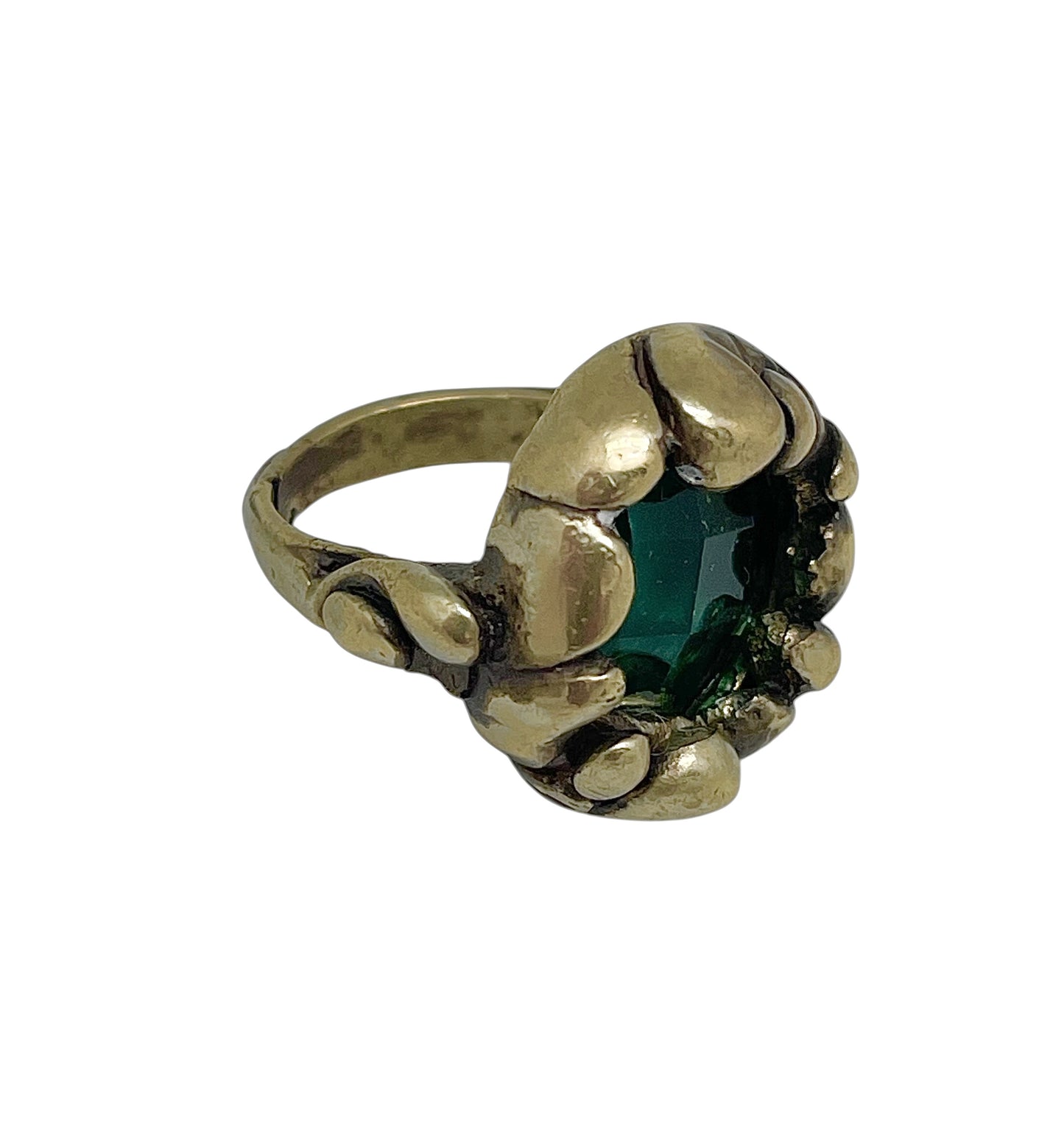 Anillo esmeralda chapado dorado-latón en forma solitario relieve artesano manual. Diseño único Gloria Mago