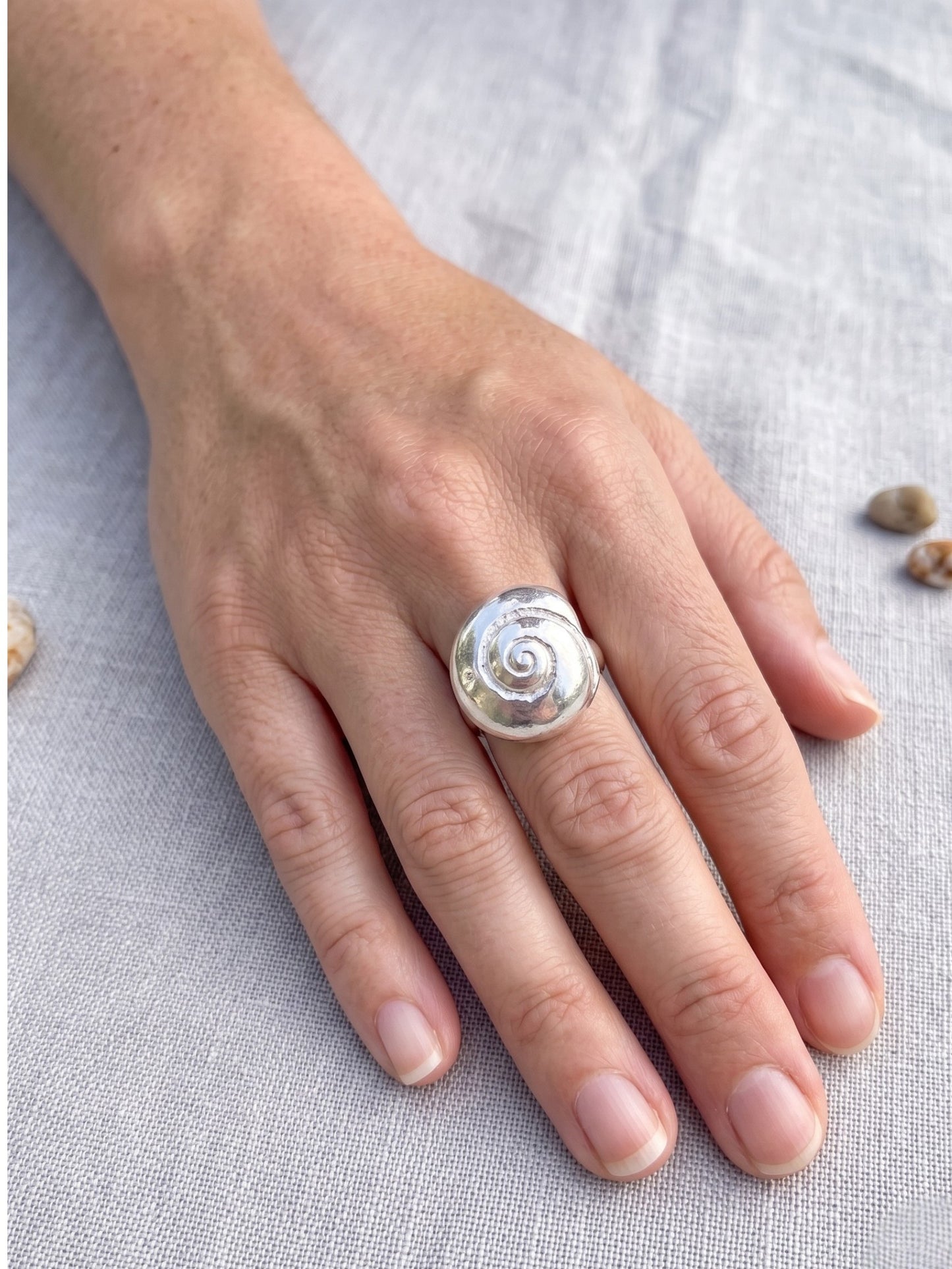 Anillo 3D caracola artesanal en plata 10µ o dorado