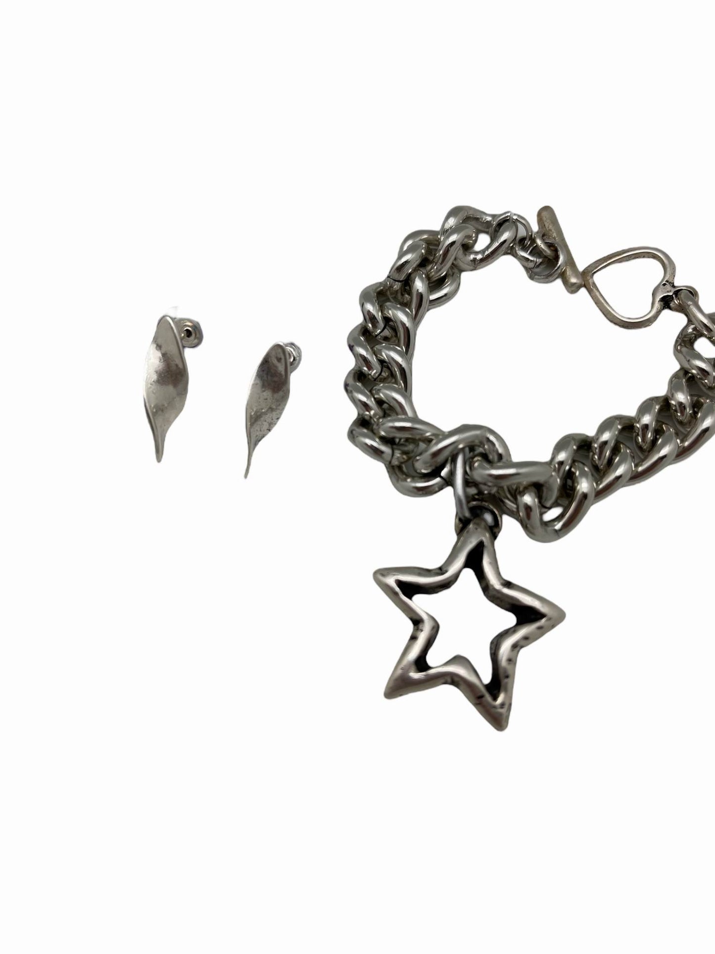 Conjunto de pulsera en forma de estrella y pendientes de hélice chapados en plata de ley.