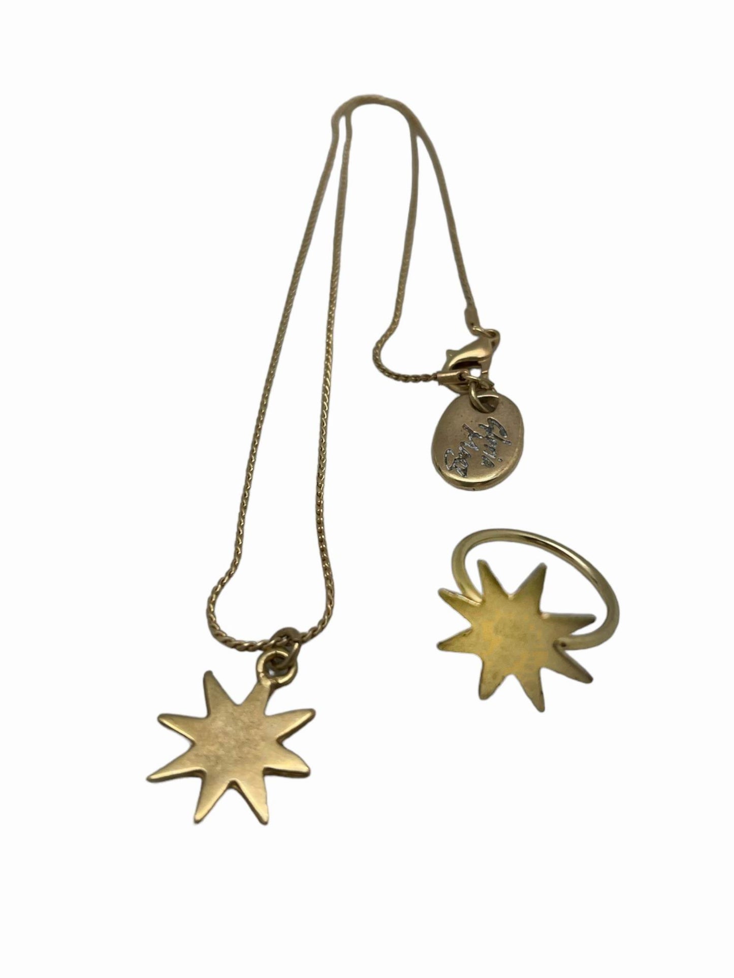 Conjunto colgante y anillo de estrella en latón y zamak en dorado. 40cm T-15