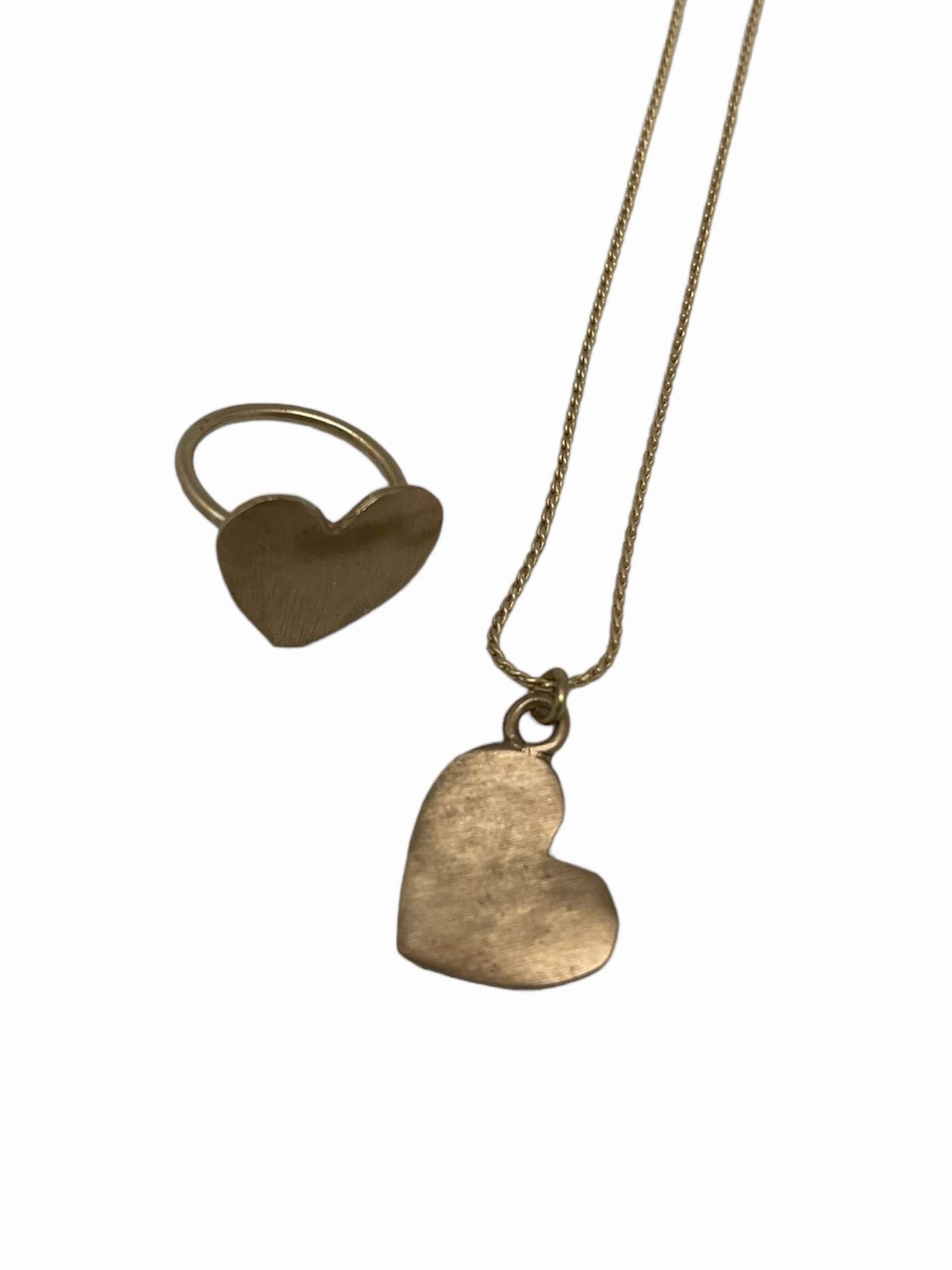 Conjunto colgante y anillo de corazón en latón y zamak en dorado. 40cm T-15