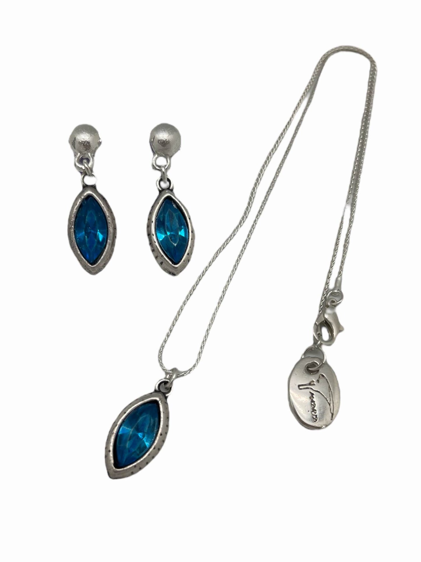 Conjunto colgante y pendientes de lagríma en zamak chapado plata de ley y cristal facetado en azul .