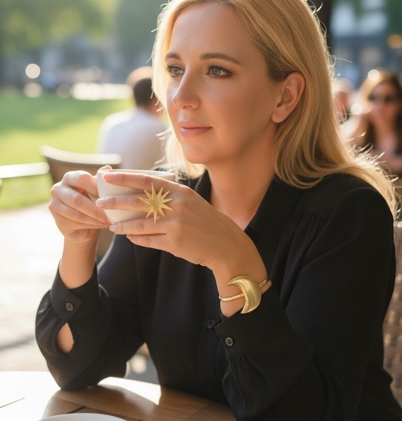 Conjunto Noche clara dorado chapado latón. Pulsera luna latón y anillo chapado dorado. Diseño único Gloria Mago