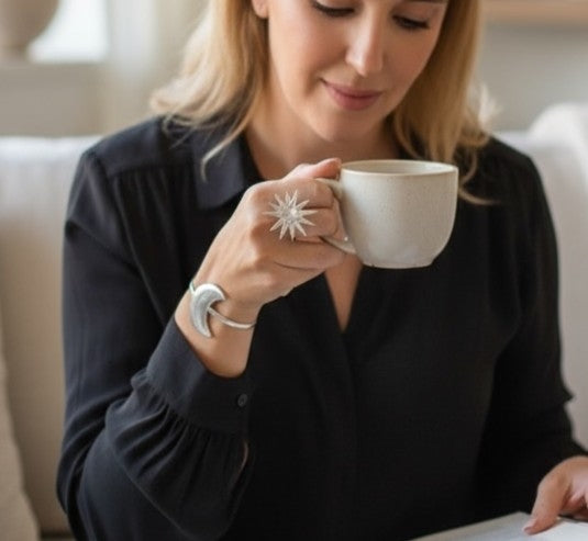 Conjunto Noche clara plata chapado 10µ. Pulsera luna latón y anillo plata 10µ