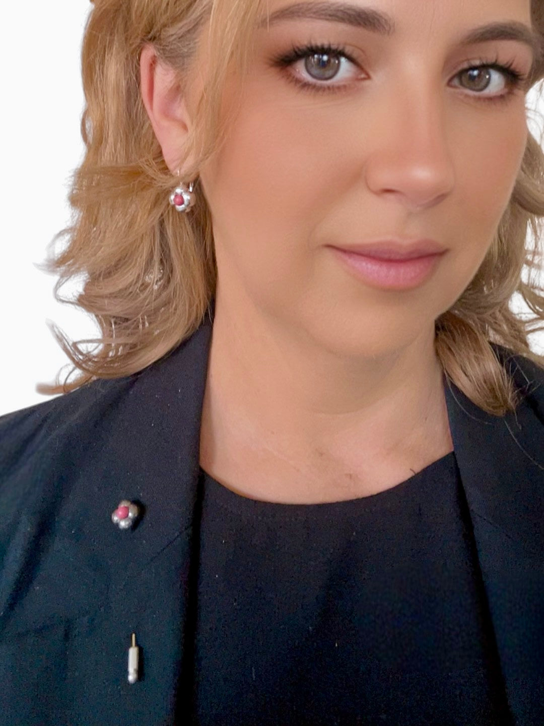 Conjunto broche alfiler rojo coral y pendientes dormilona plata 10µ