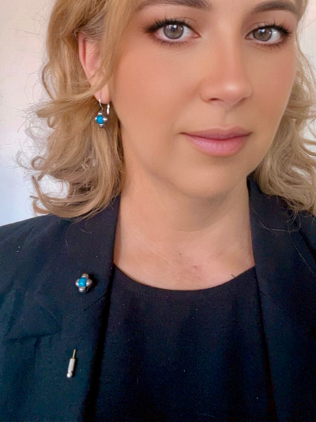 Conjunto broche alfiler azul klein y pendientes dormilona plata 10µ