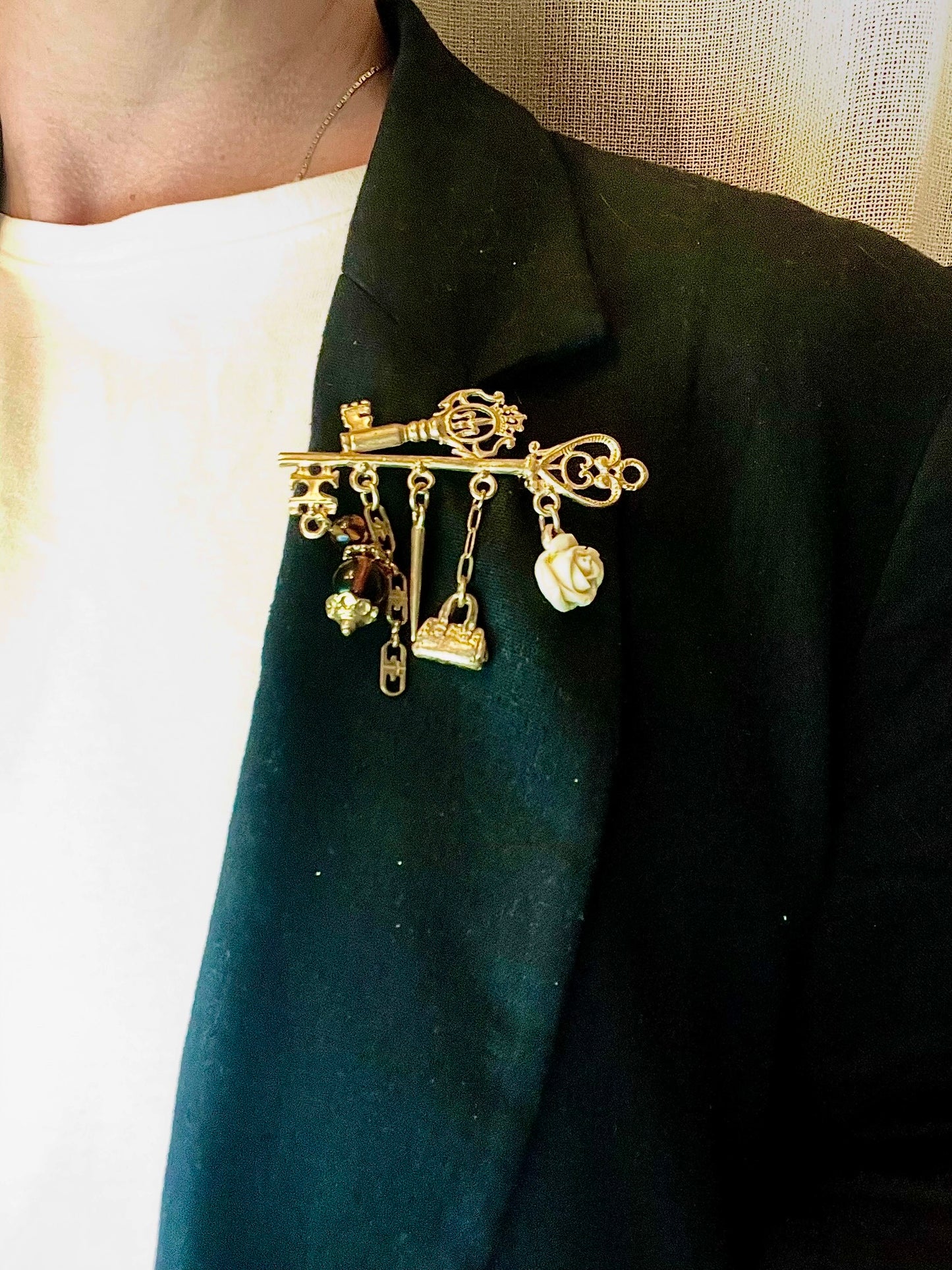 Collar + broche  largo Key Club charms pendant en dorado chapado latón