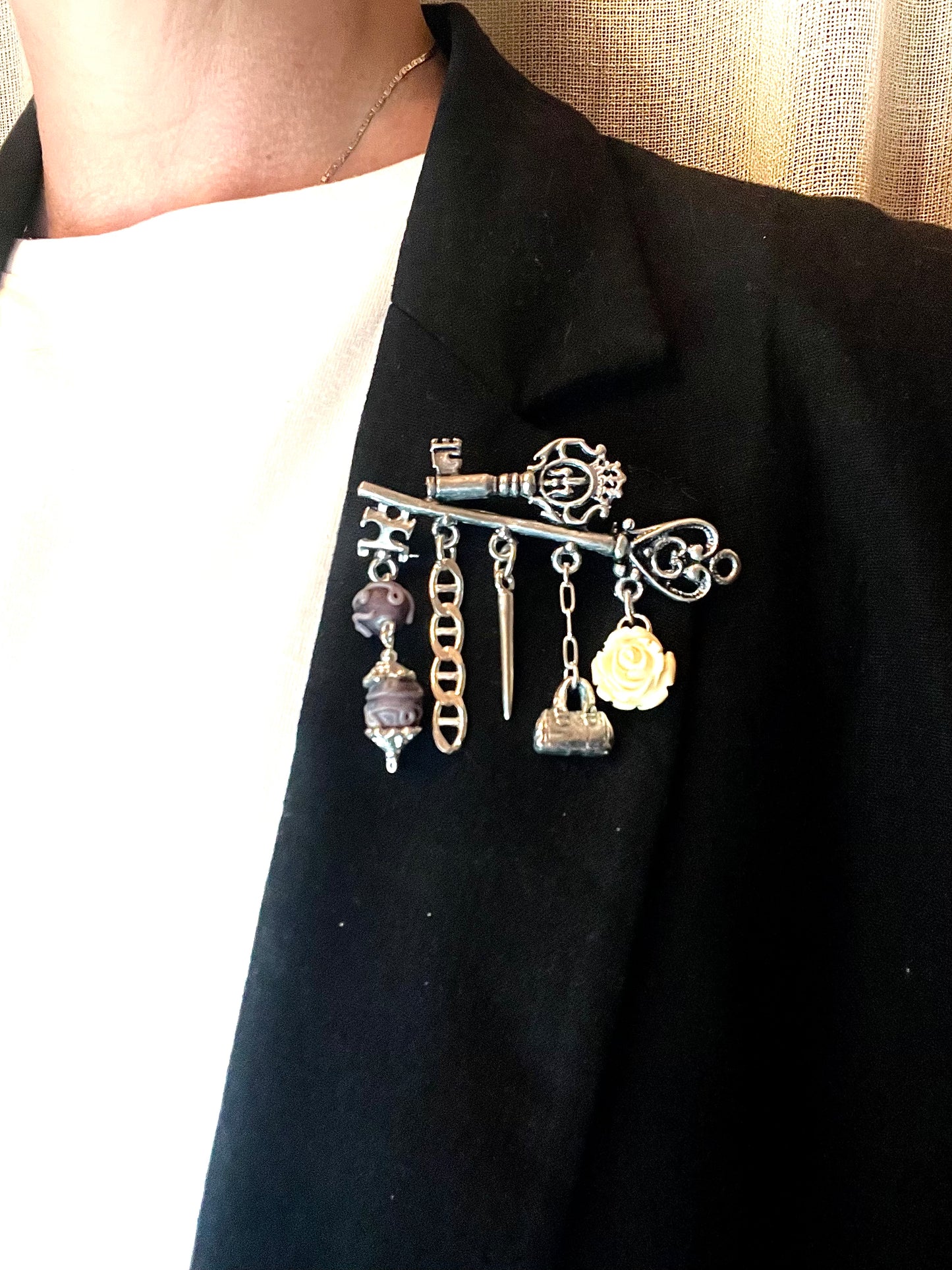 Collar + broche largo Key Club charms pendant en plata chapado 10µ