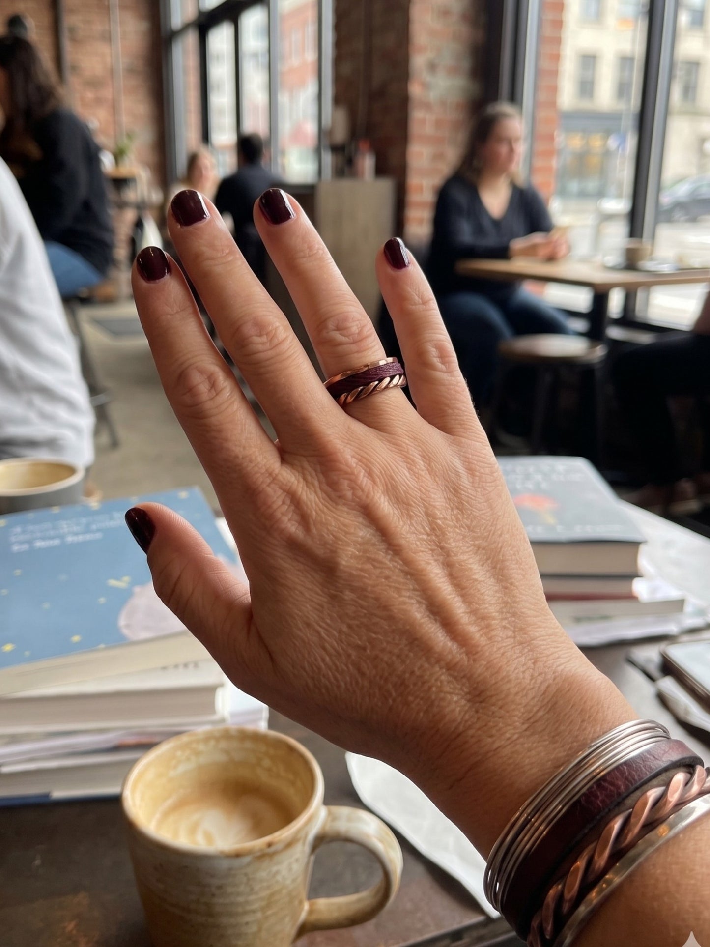 Anillo solitario con piel central sostenible DeCobre salud y bienestar