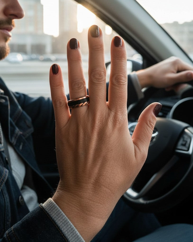 Anillo solitario con piel central sostenible DeCobre salud y bienestar