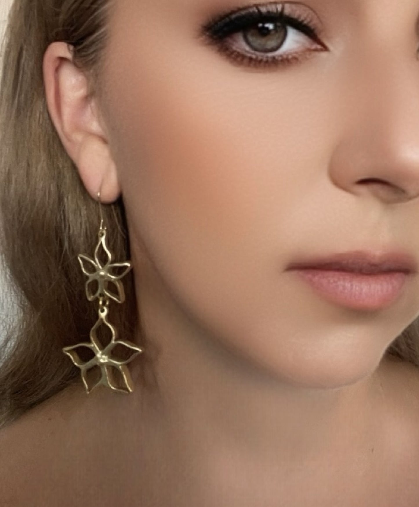 pendiente flor largo dorado oro latón fiesta elegante Gloria Mago moda calidad diseño accesorio bijoux exclusivo único