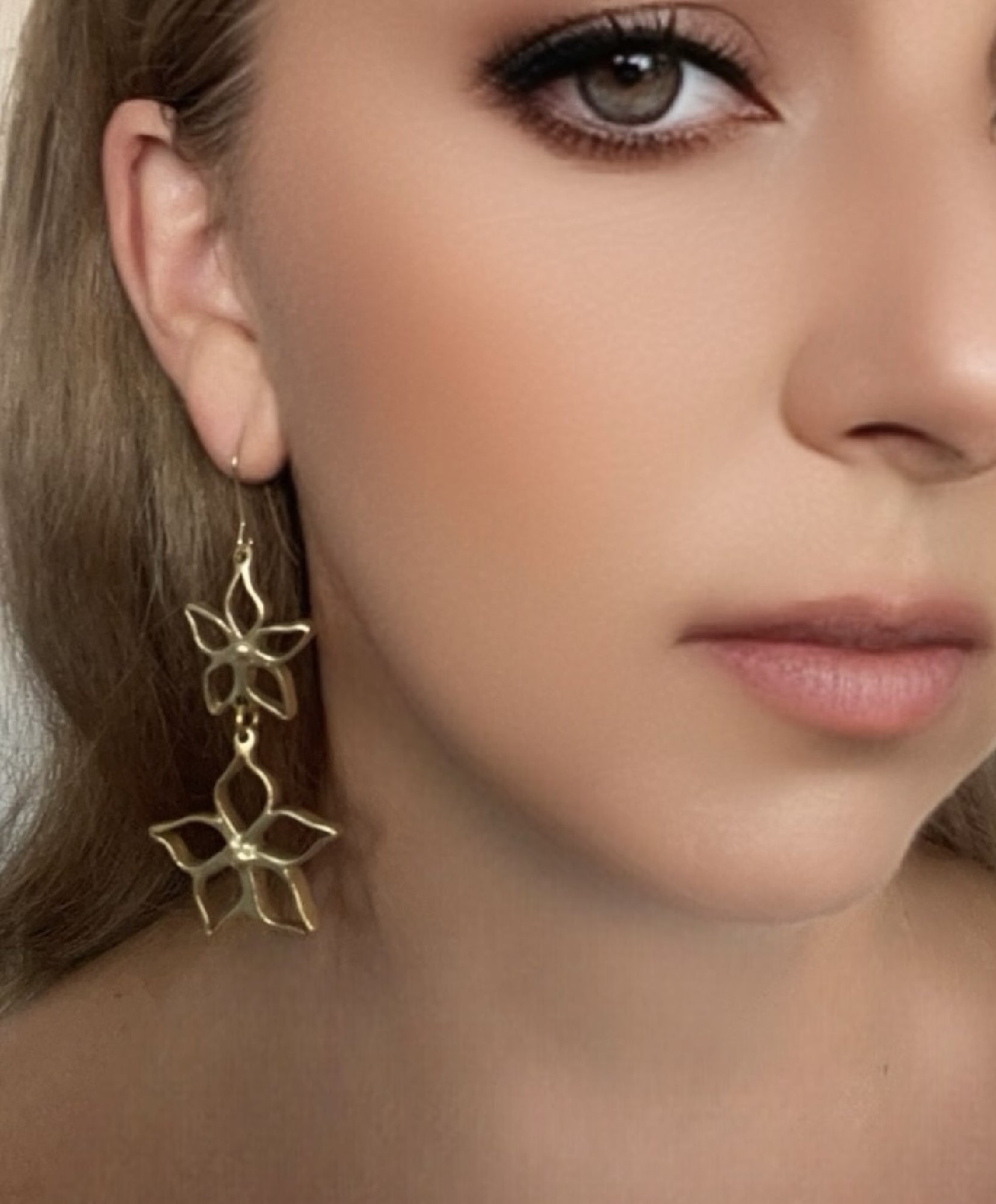pendiente flor largo dorado oro latón fiesta elegante Gloria Mago moda calidad diseño accesorio bijoux exclusivo único