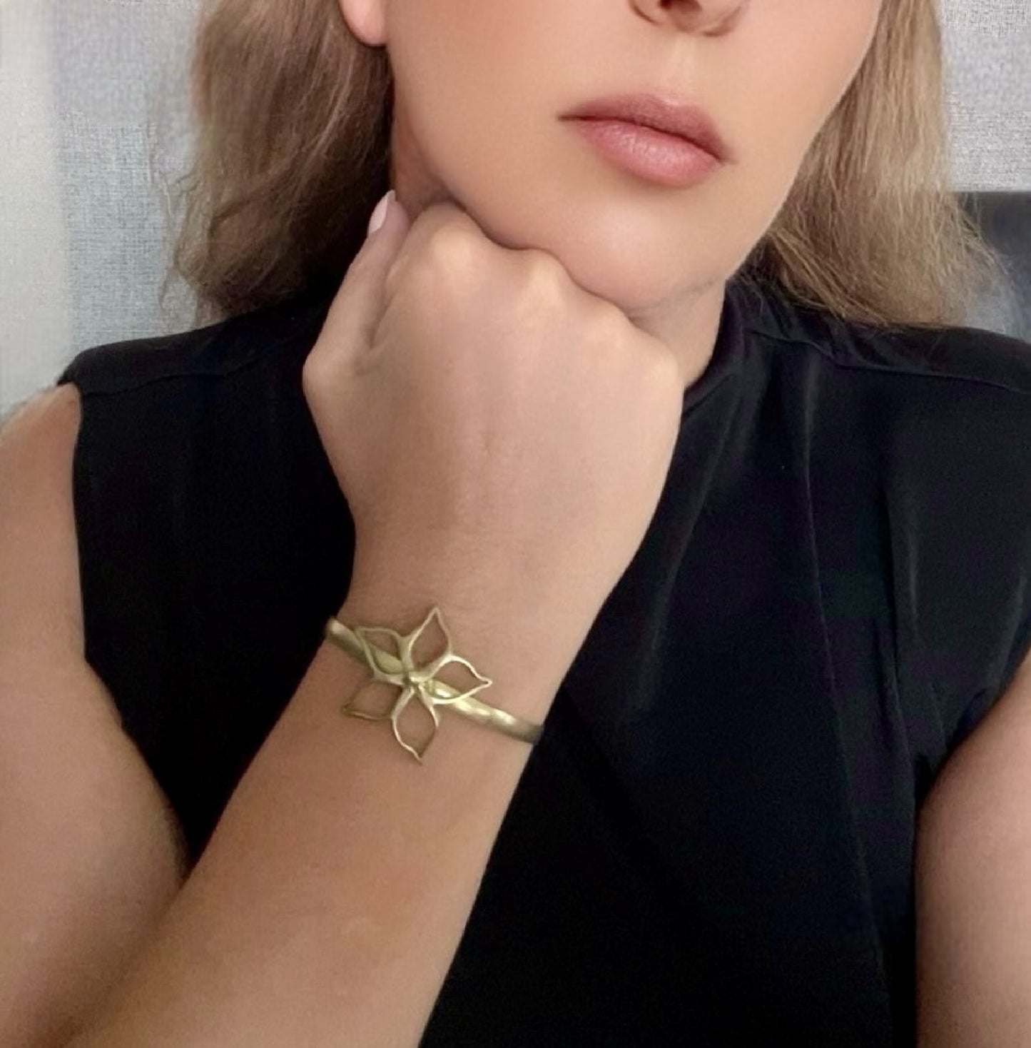 Pulsera dorado oro brazalete flor latón Gloria Mago diseño exclusivo Madrid