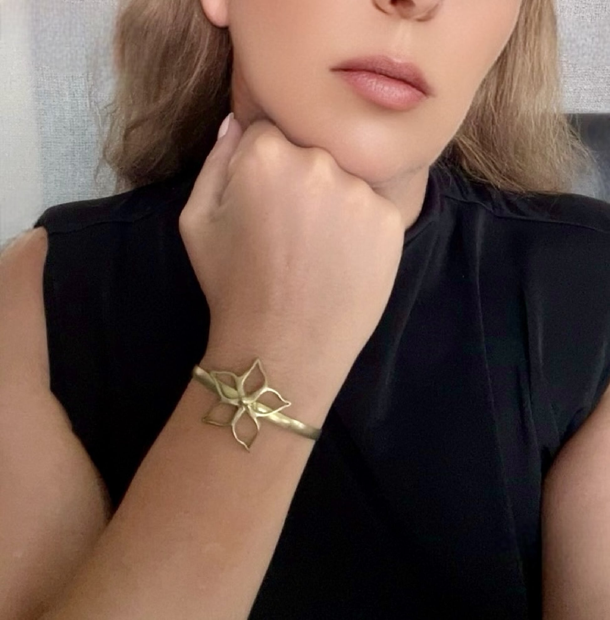Pulsera dorado oro brazalete flor latón Gloria Mago diseño exclusivo Madrid