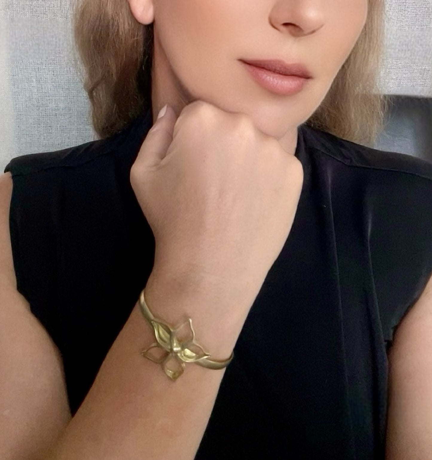Pulsera brazalete fino IrregularBlom Únic dorado chapado latón ajustable
