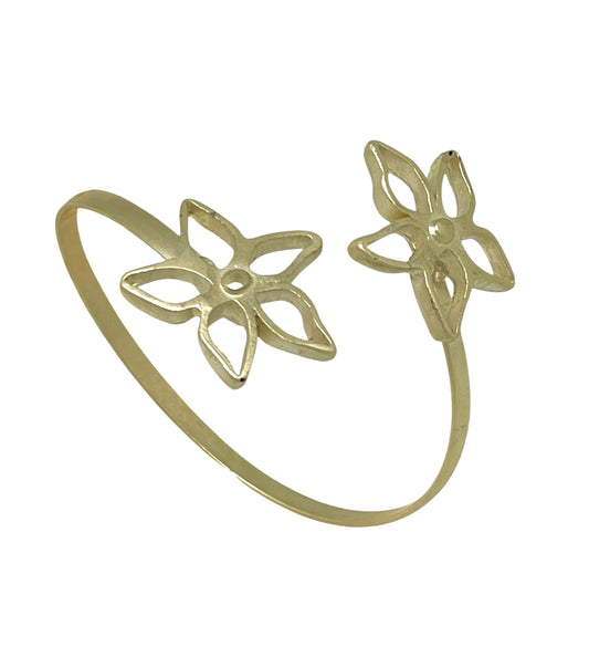 Pulsera brazalete doble flor laton chapado dorado Gloria Mago diseño Madrid exclusivo