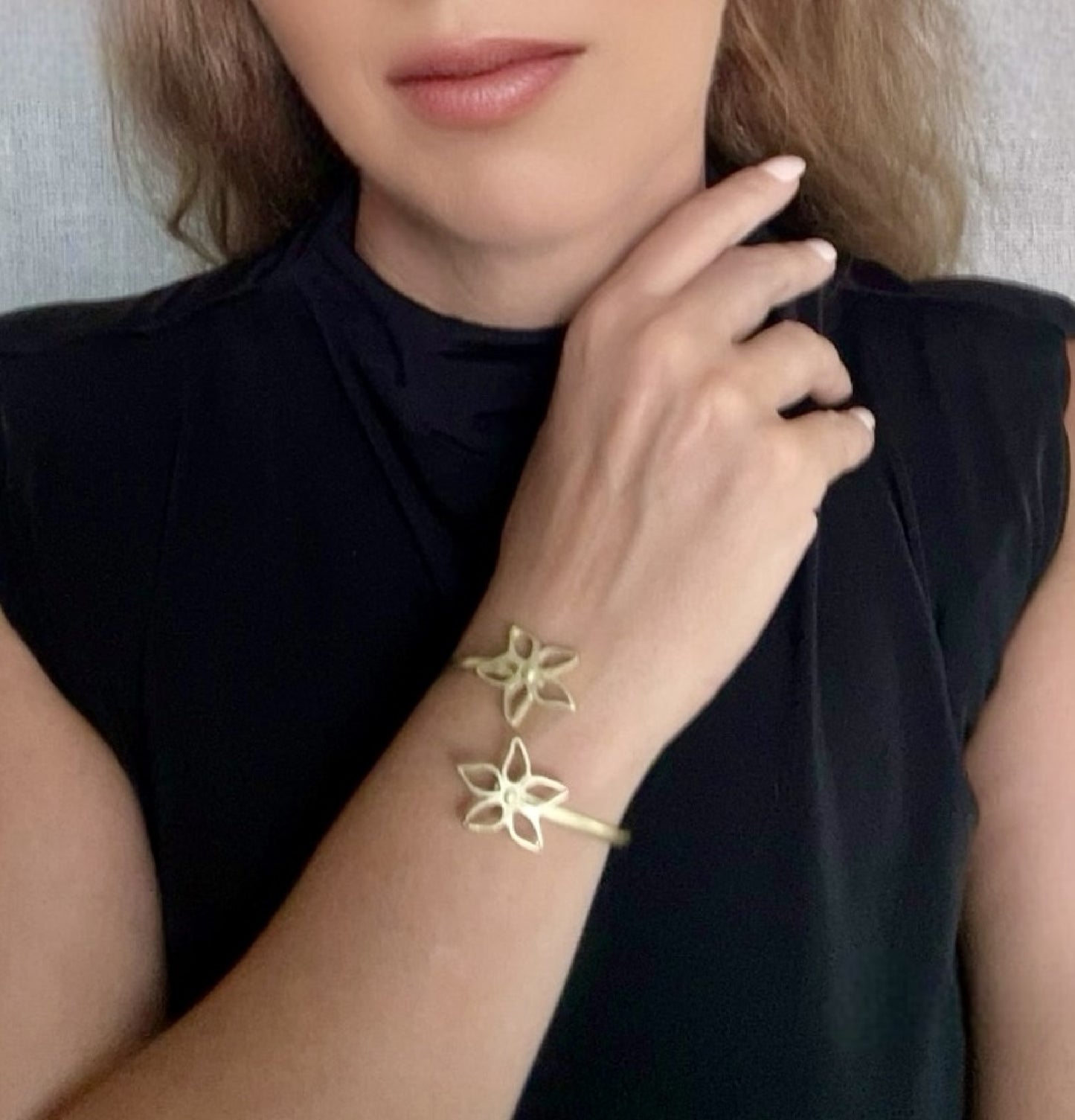 Pulsera brazalete doble flor laton chapado dorado Gloria Mago diseño Madrid exclusivo