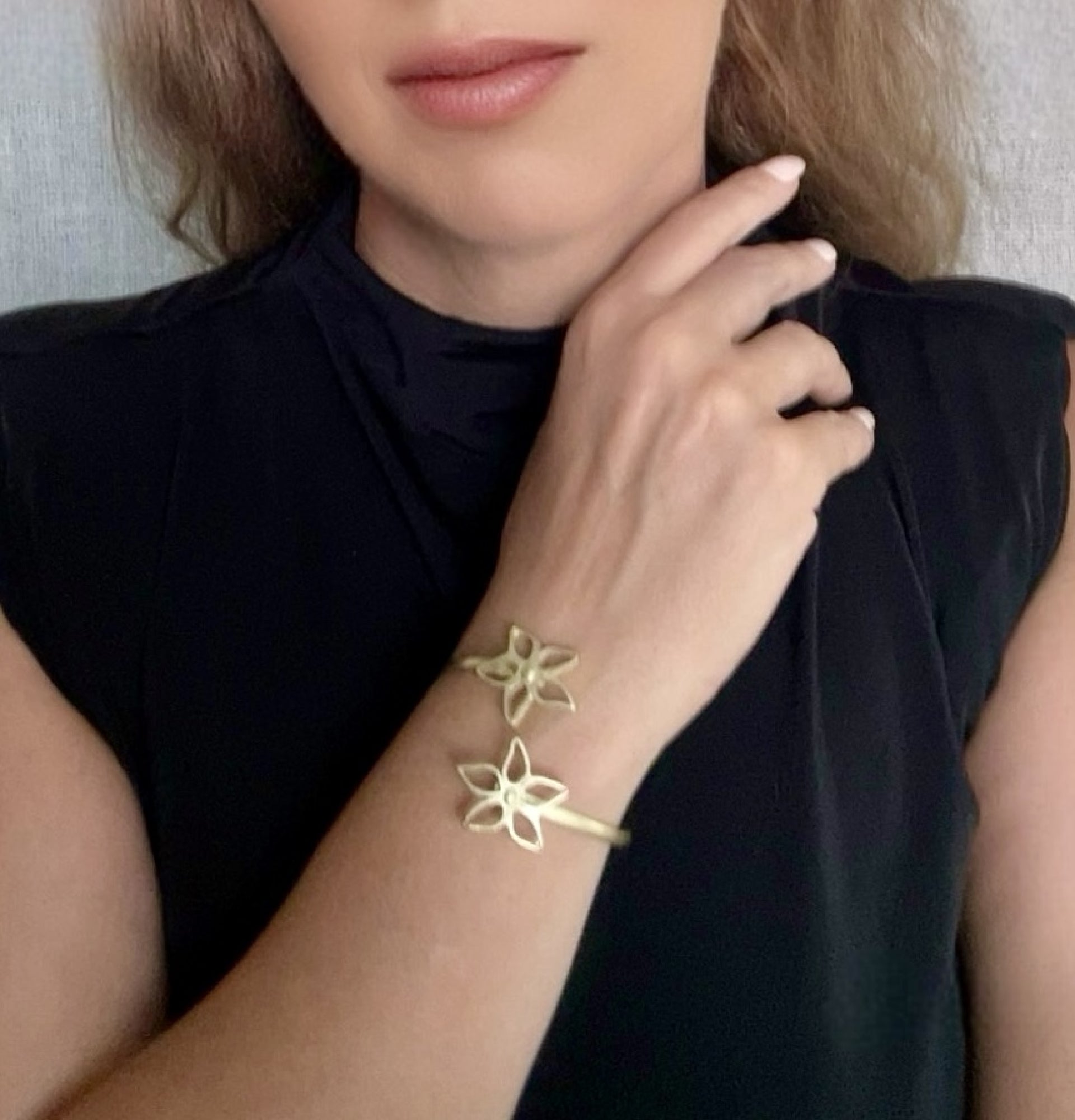 Pulsera brazalete doble flor laton chapado dorado Gloria Mago diseño Madrid exclusivo