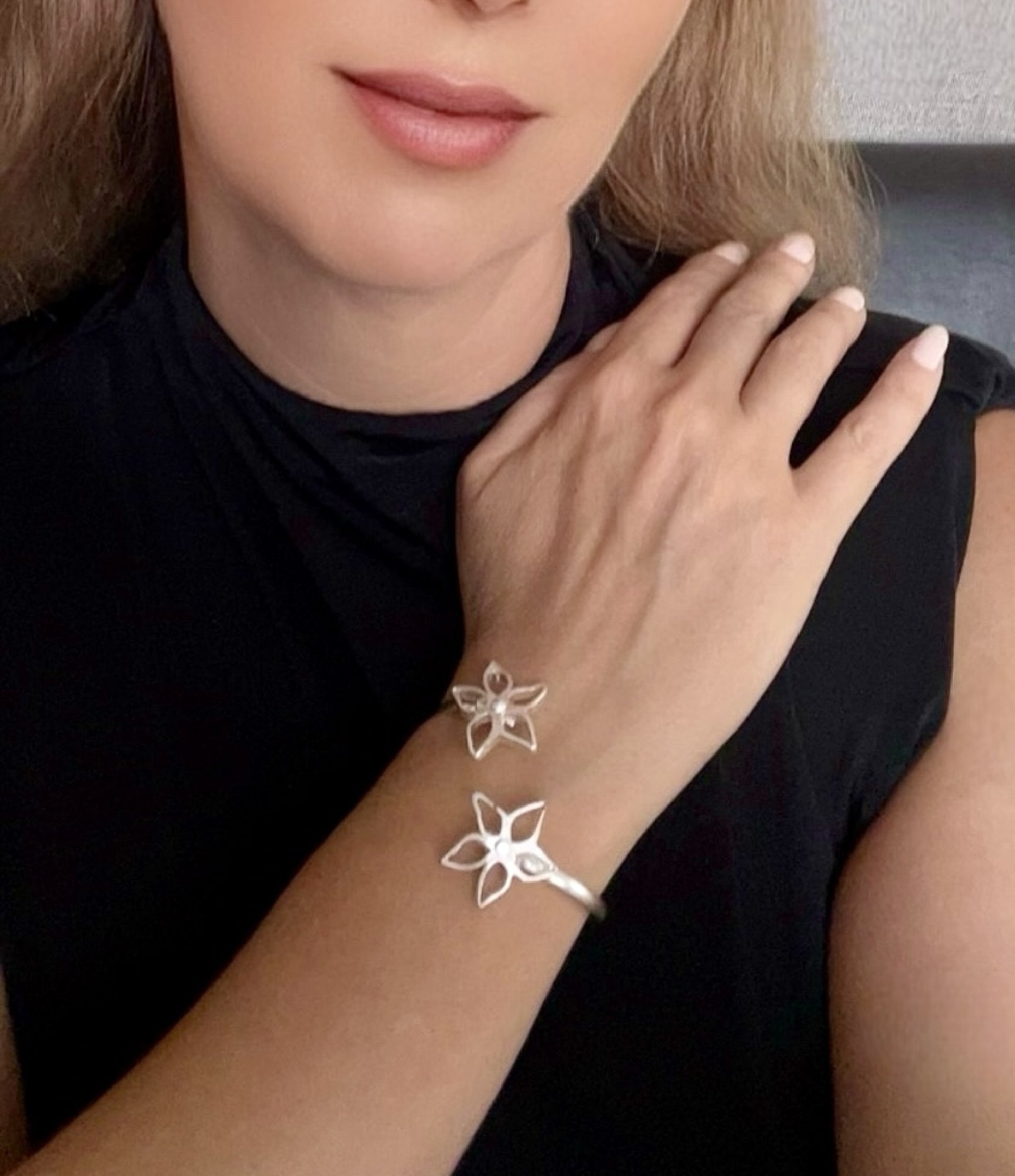 Pulsera brazalete doble flor lat
on chapado plata de ley Gloria Mago diseño Madrid exclusivo