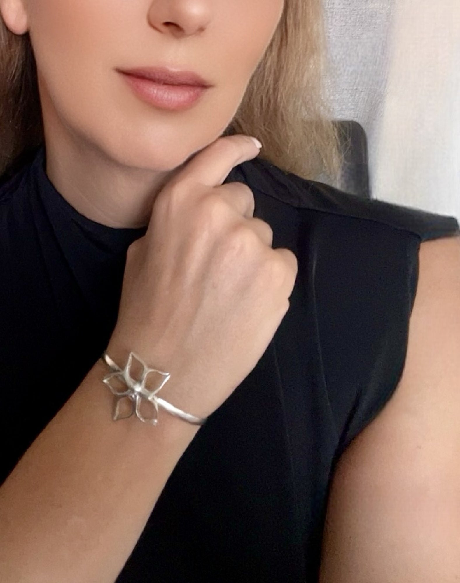 Pulsera plata brazalete flor latón Gloria Mago diseño exclusivo Madrid