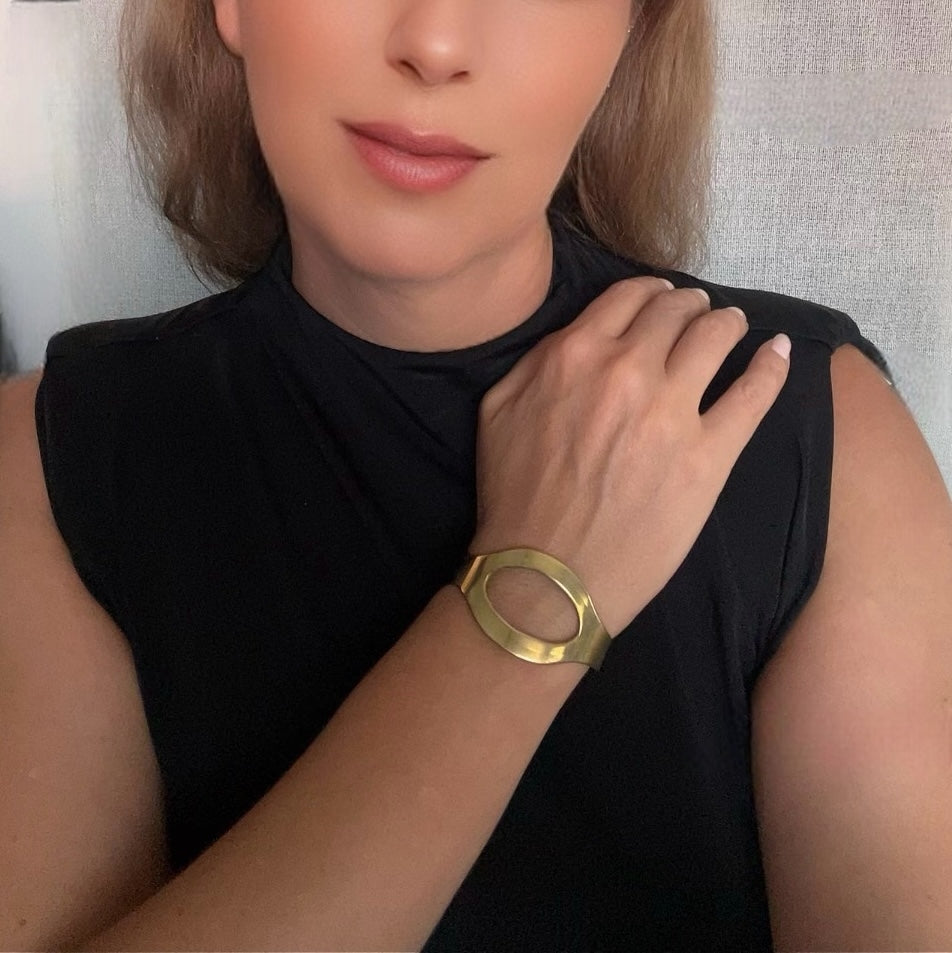 Pulseira "Laguna", punho largo em latão banhado a ouro