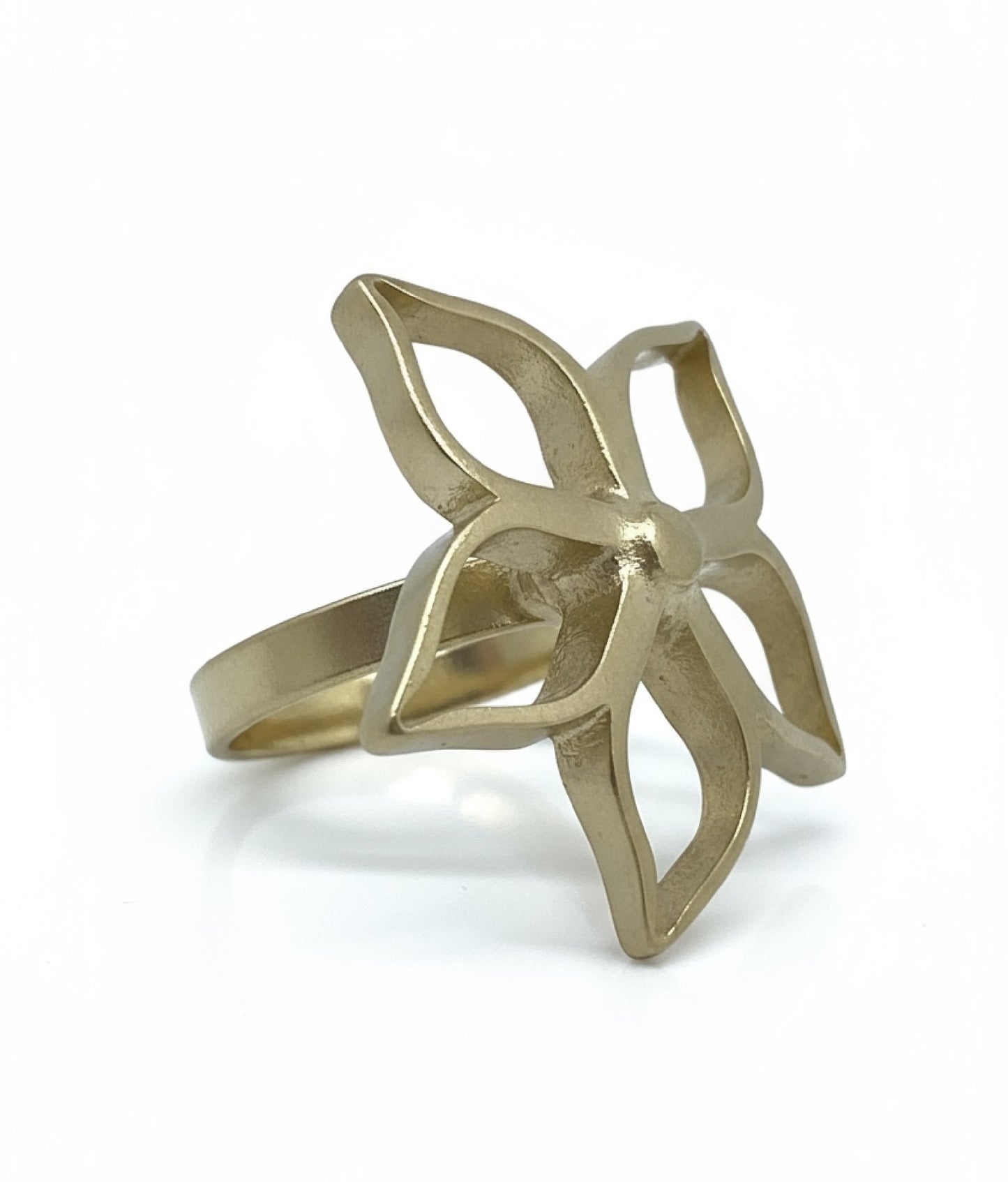 Anillo flor dorado oro latón Gloria Mago diseño exclusivo moda accesorio fabricante