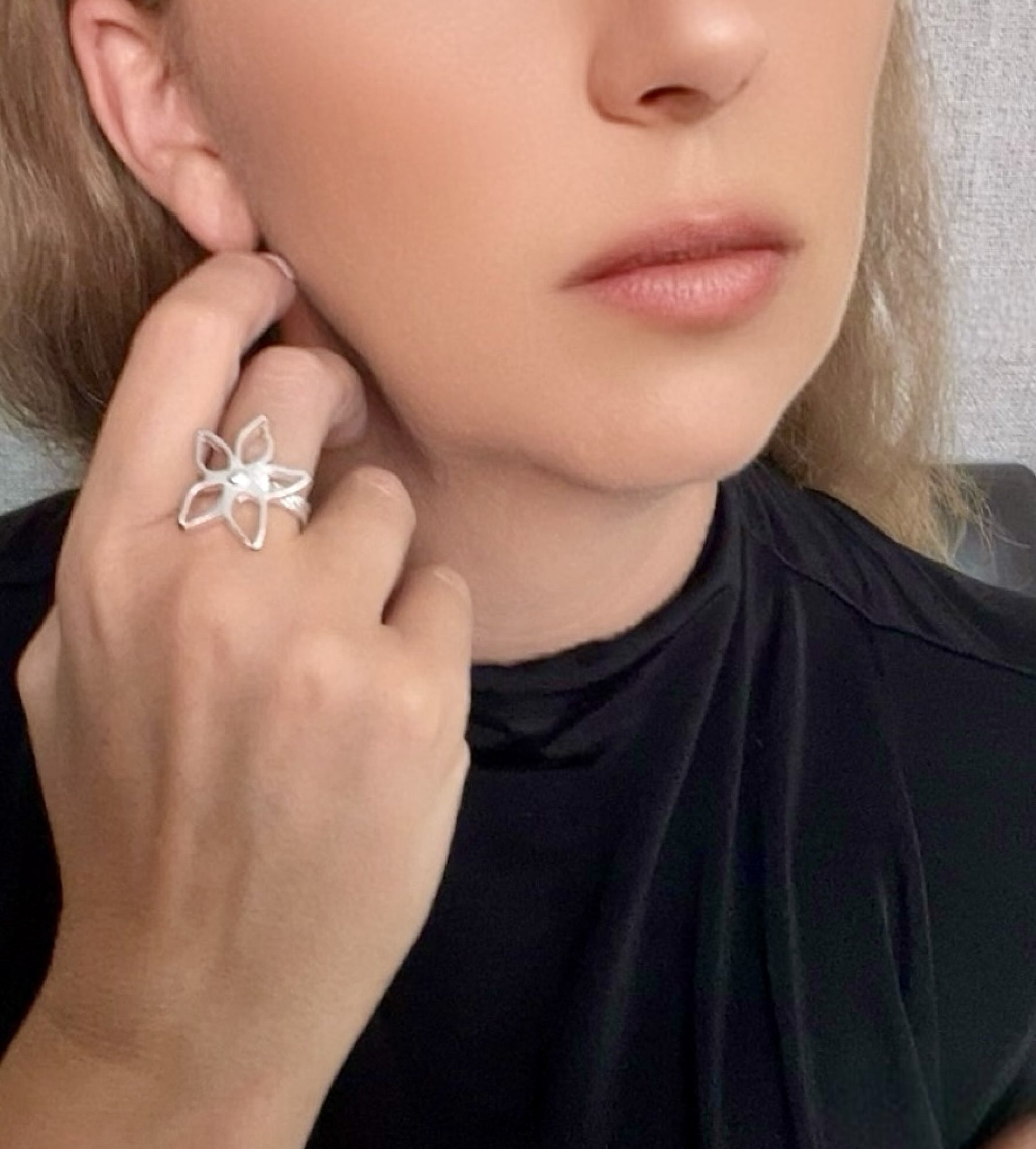 Anillo flor plata de ley chapado latón Gloria Mago diseño exclusivo moda accesorio fabricante