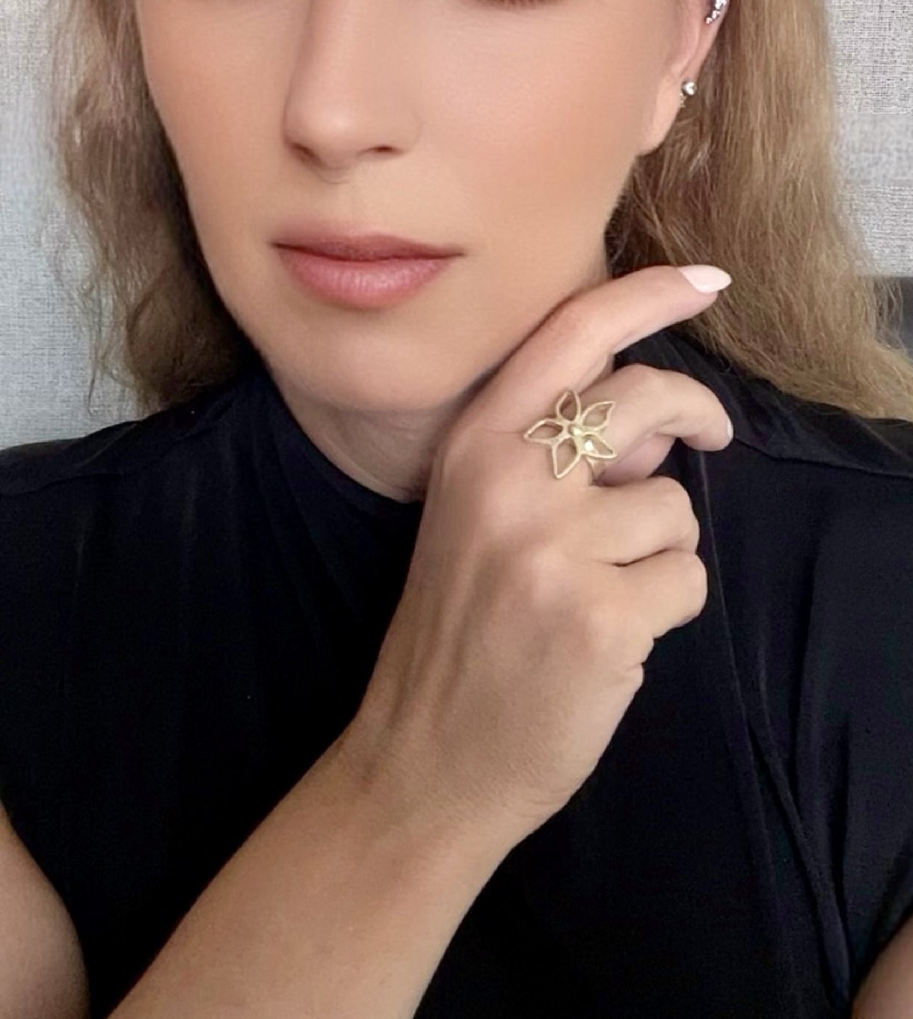 Anillo flor dorado oro latón Gloria Mago diseño exclusivo moda accesorio fabricante