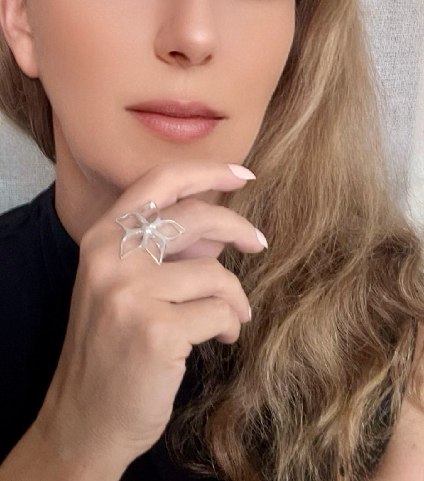 Anillo flor plata Gloria Mago diseño exclusivo moda accesorio fabricante