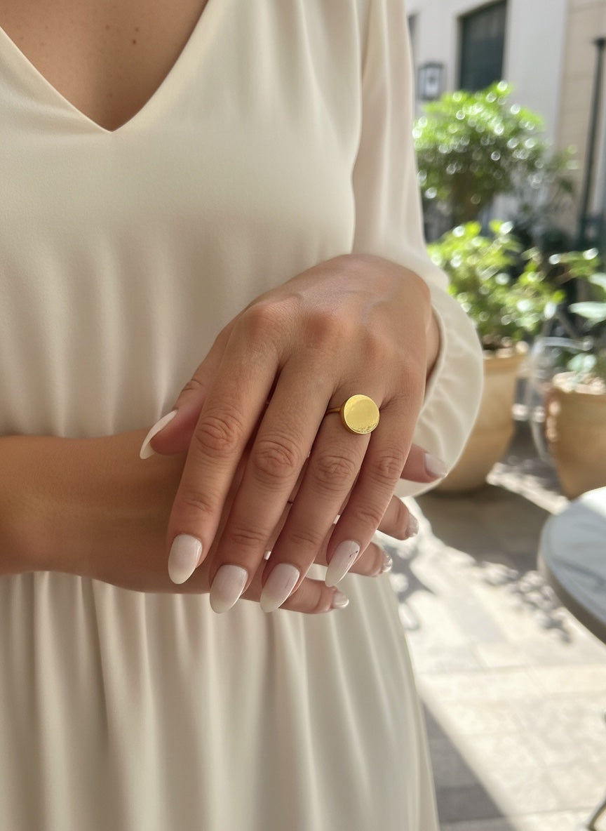 Anillo latón sello liso minimal en dorado
