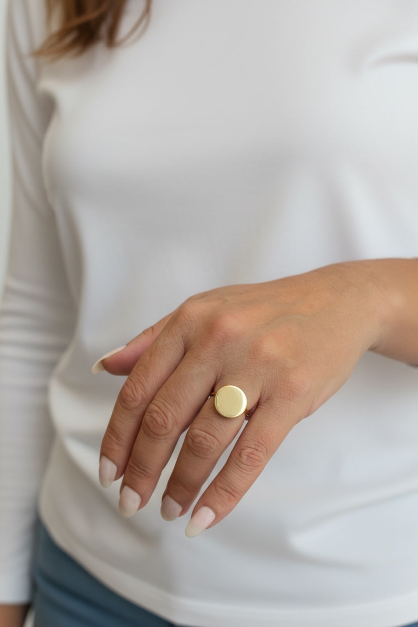 Anillo latón sello liso minimal en dorado