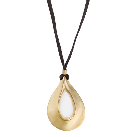 Collar largo con gran lagrima central en dorado