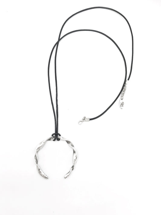 Collar luna cuerno plata y cuero negro 80cm